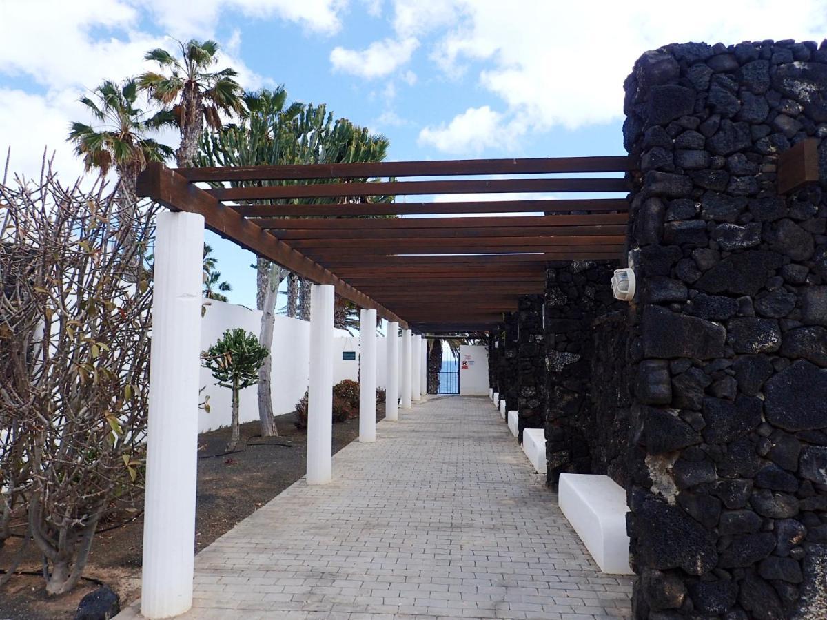 Apartamento en Playa Roca primer linea de mar  Costa Teguise Exterior foto